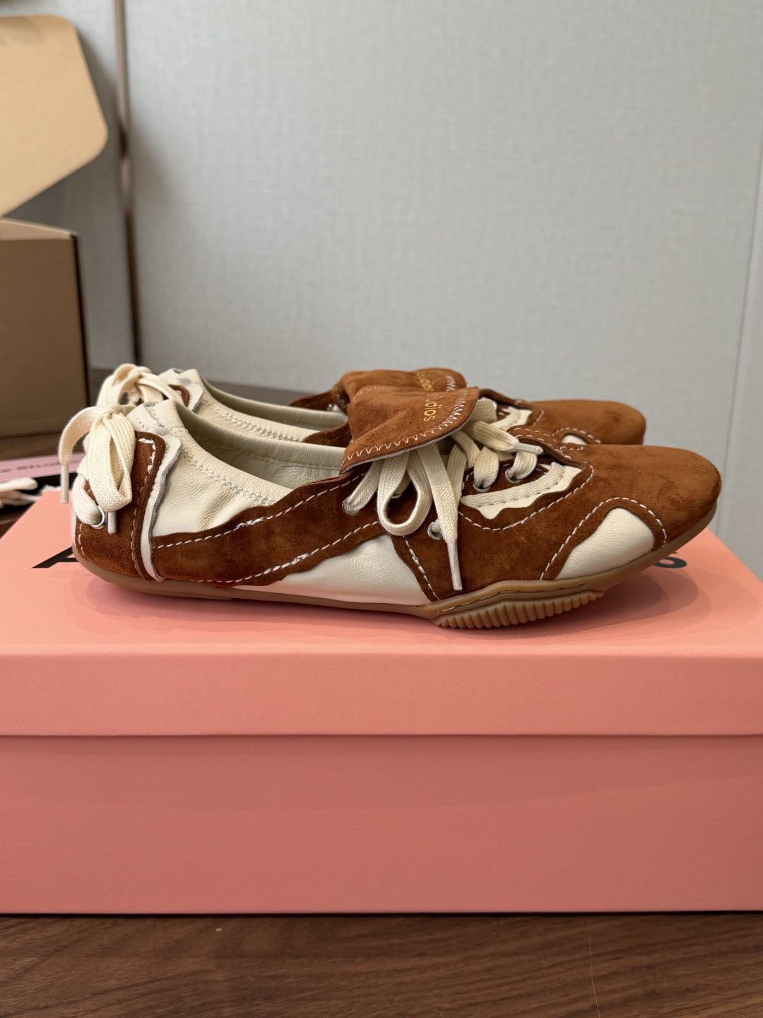 Acne Studios 25ss 春夏季新款走秀款芭蕾鞋 可以说每一双都是可以珍藏的鞋子 今年这款芭蕾鞋真的是太美了 