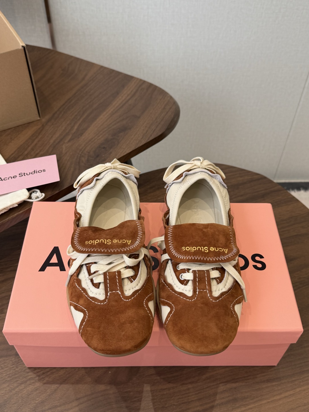 Acne Studios 25ss 春夏季新款走秀款芭蕾鞋 可以说每一双都是可以珍藏的鞋子 今年这款芭蕾鞋真的是太美了 Acne Studios 25ss 春夏季新款走秀款芭蕾鞋 可以说每一双都是可以珍藏的鞋子 今年这款芭蕾鞋真的是太美了
