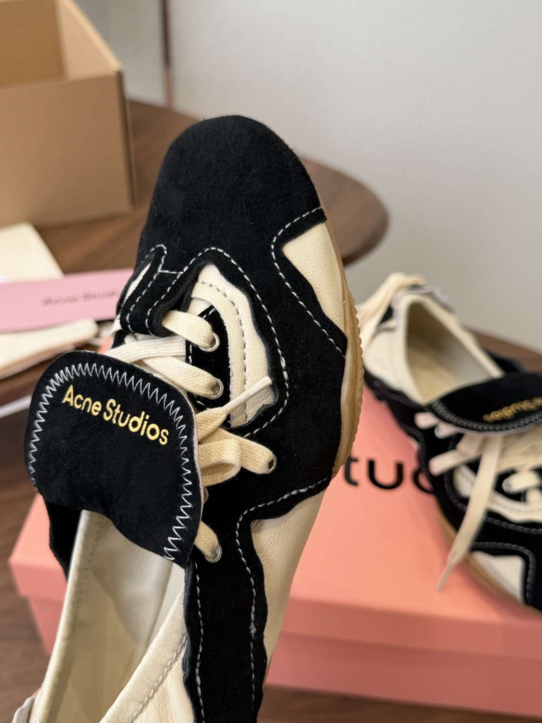 Acne Studios 25ss 春夏季新款走秀款芭蕾鞋 可以说每一双都是可以珍藏的鞋子 今年这款芭蕾鞋真的是太美了 