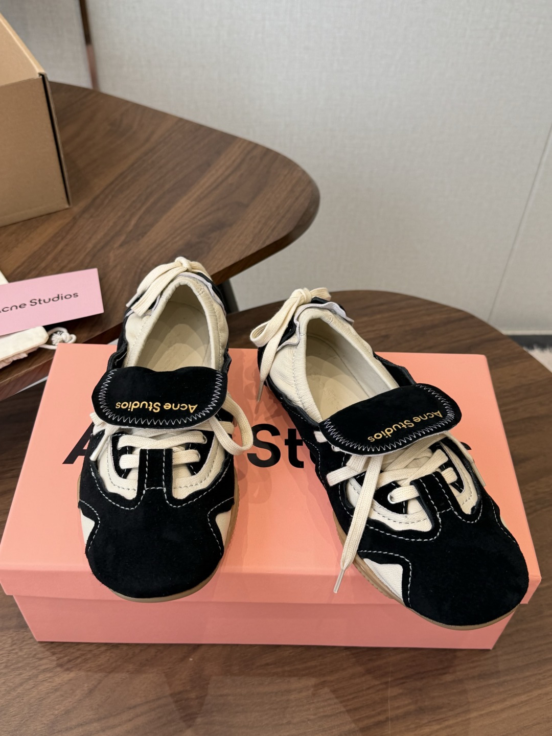 Acne Studios 25ss 春夏季新款走秀款芭蕾鞋 可以说每一双都是可以珍藏的鞋子 今年这款芭蕾鞋真的是太美了 