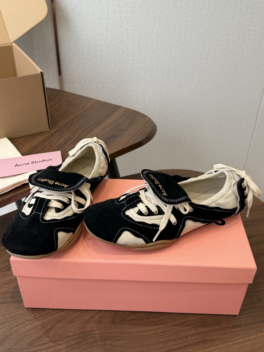Acne Studios 25ss 春夏季新款走秀款芭蕾鞋 可以说每一双都是可以珍藏的鞋子 今年这款芭蕾鞋真的是太美了 
