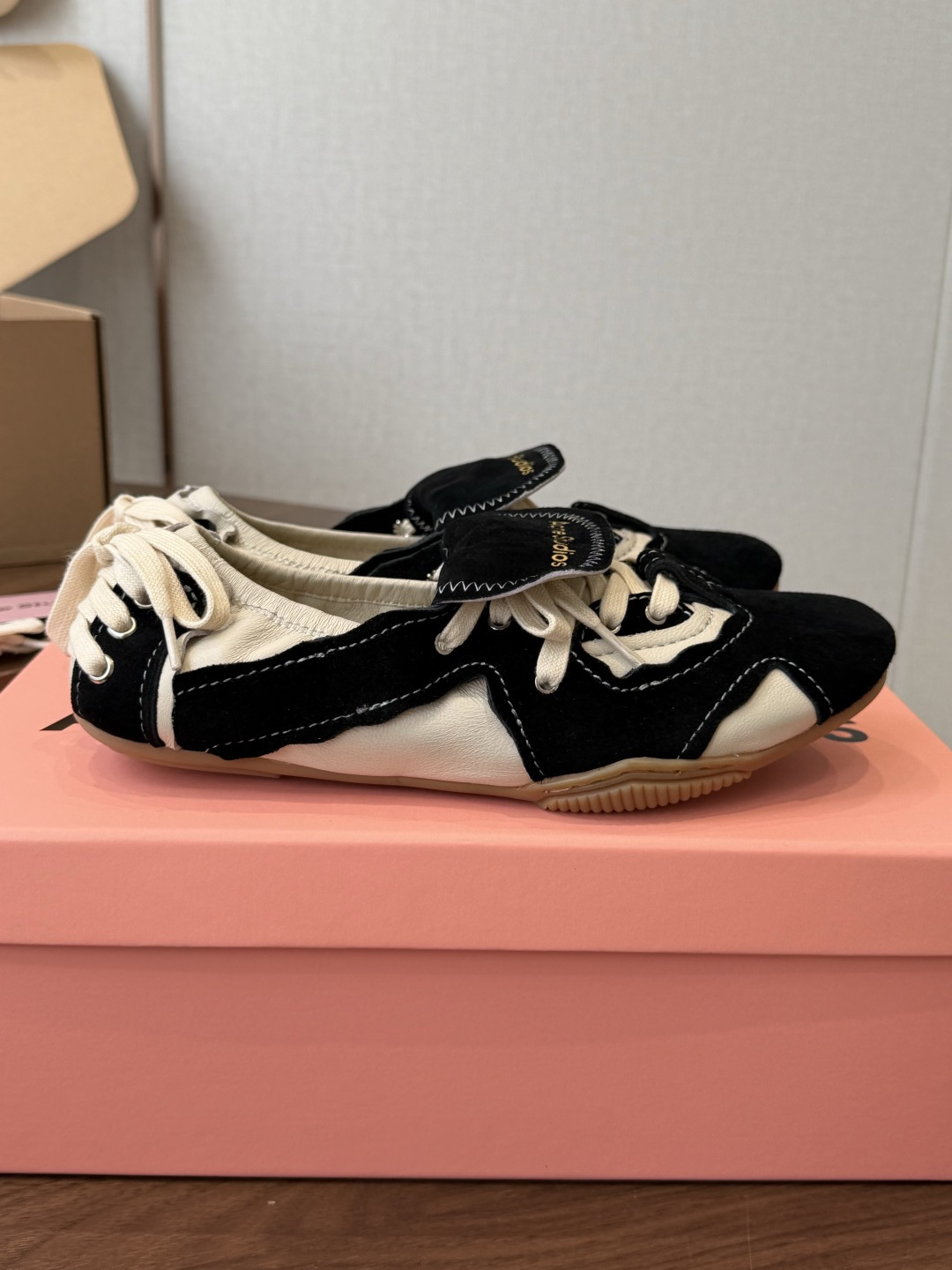 Acne Studios 25ss 春夏季新款走秀款芭蕾鞋 可以说每一双都是可以珍藏的鞋子 今年这款芭蕾鞋真的是太美了 
