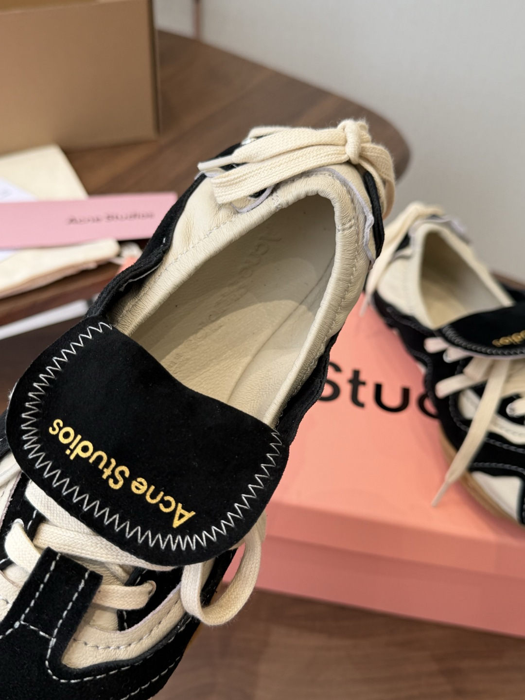 Acne Studios 25ss 春夏季新款走秀款芭蕾鞋 可以说每一双都是可以珍藏的鞋子 今年这款芭蕾鞋真的是太美了 