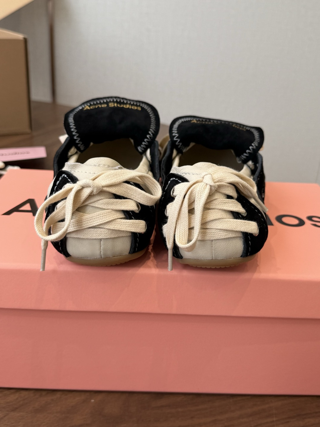 Acne Studios 25ss 春夏季新款走秀款芭蕾鞋 可以说每一双都是可以珍藏的鞋子 今年这款芭蕾鞋真的是太美了 