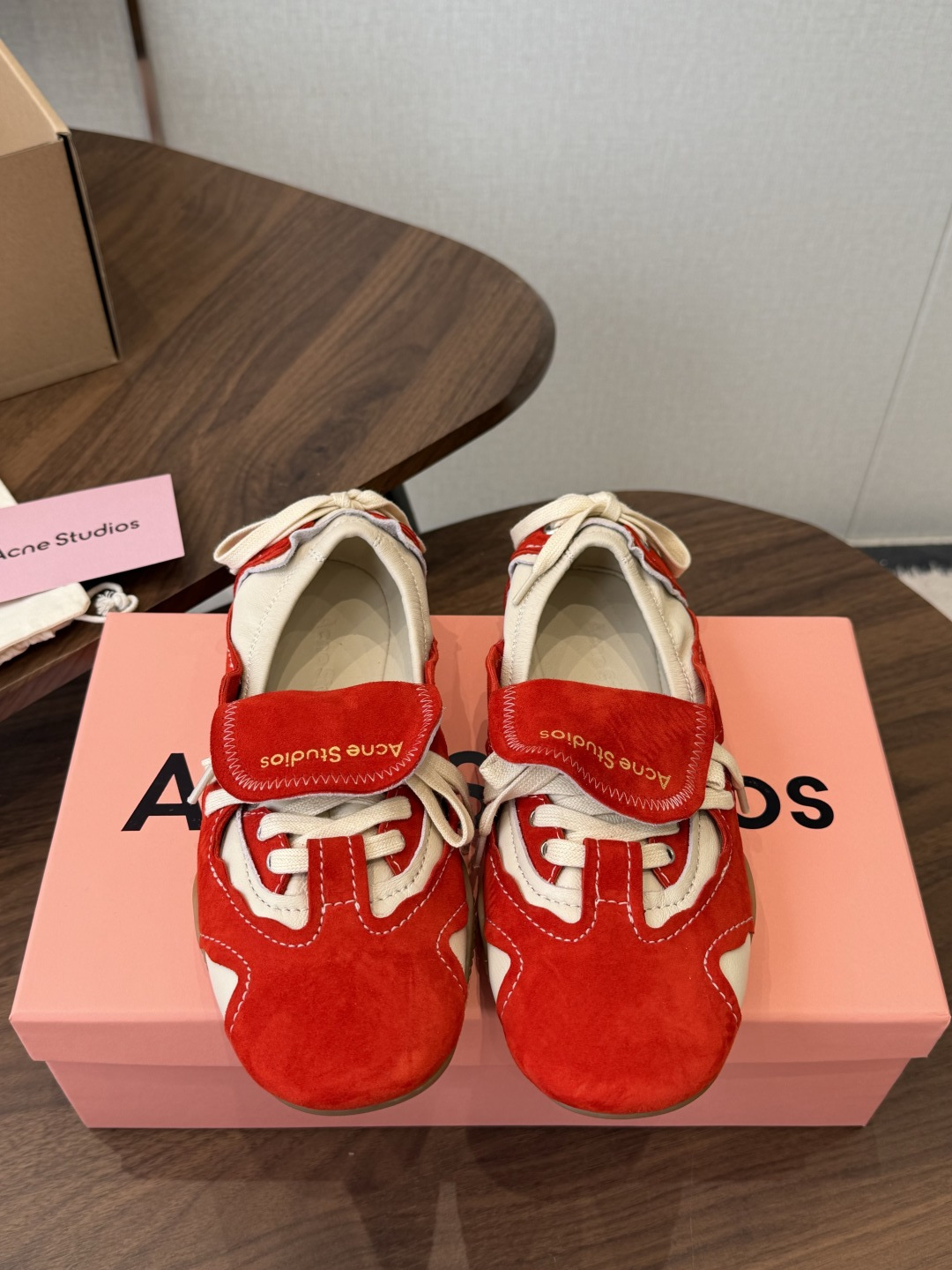 Acne Studios 25ss 春夏季新款走秀款芭蕾鞋 可以说每一双都是可以珍藏的鞋子 今年这款芭蕾鞋真的是太美了 Acne Studios 25ss 春夏季新款走秀款芭蕾鞋 可以说每一双都是可以珍藏的鞋子 今年这款芭蕾鞋真的是太美了