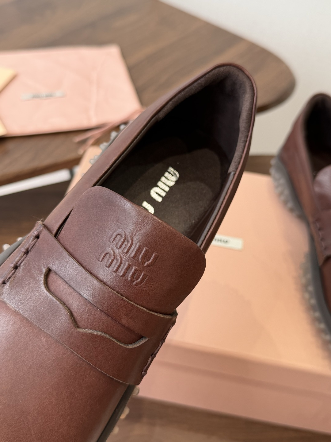 Miumiu 26ss 原版开发新款方头粗跟复古 洛克乐福鞋 有点复古的小姐味道 越看越喜欢 经典的黑色可爱又优雅 走路 Miumiu 26ss 原版开发新款方头粗跟复古 洛克乐福鞋 有点复古的小姐味道 越看越喜欢 经典的黑色可爱又优雅 走路