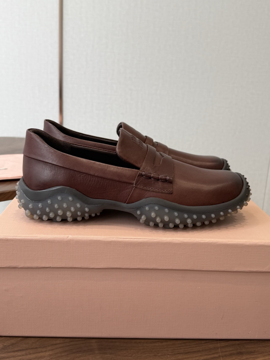 Miumiu 26ss 原版开发新款方头粗跟复古 洛克乐福鞋 有点复古的小姐味道 越看越喜欢 经典的黑色可爱又优雅 走路 Miumiu 26ss 原版开发新款方头粗跟复古 洛克乐福鞋 有点复古的小姐味道 越看越喜欢 经典的黑色可爱又优雅 走路
