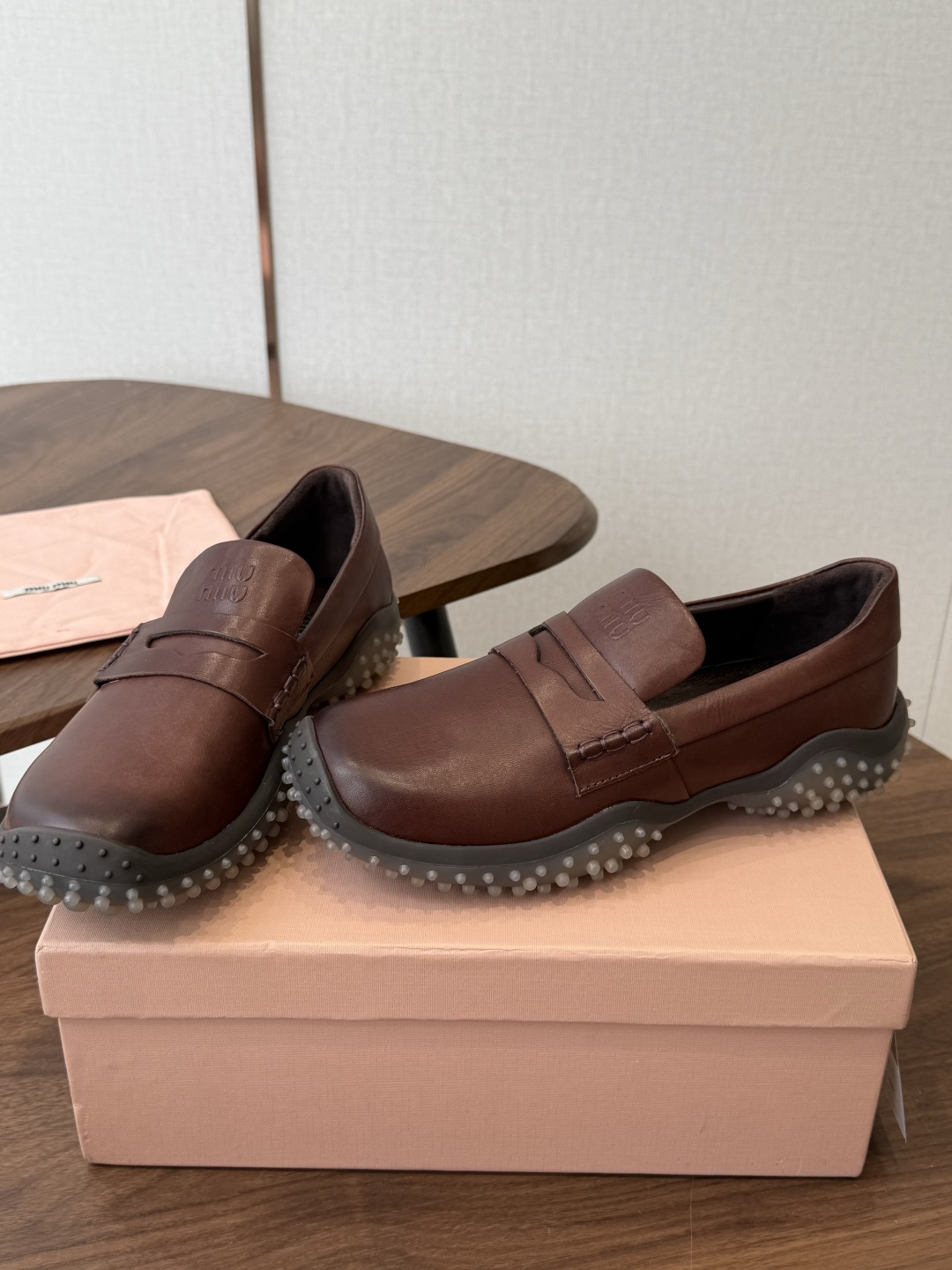 Miumiu 26ss 原版开发新款方头粗跟复古 洛克乐福鞋 有点复古的小姐味道 越看越喜欢 经典的黑色可爱又优雅 走路 Miumiu 26ss 原版开发新款方头粗跟复古 洛克乐福鞋 有点复古的小姐味道 越看越喜欢 经典的黑色可爱又优雅 走路