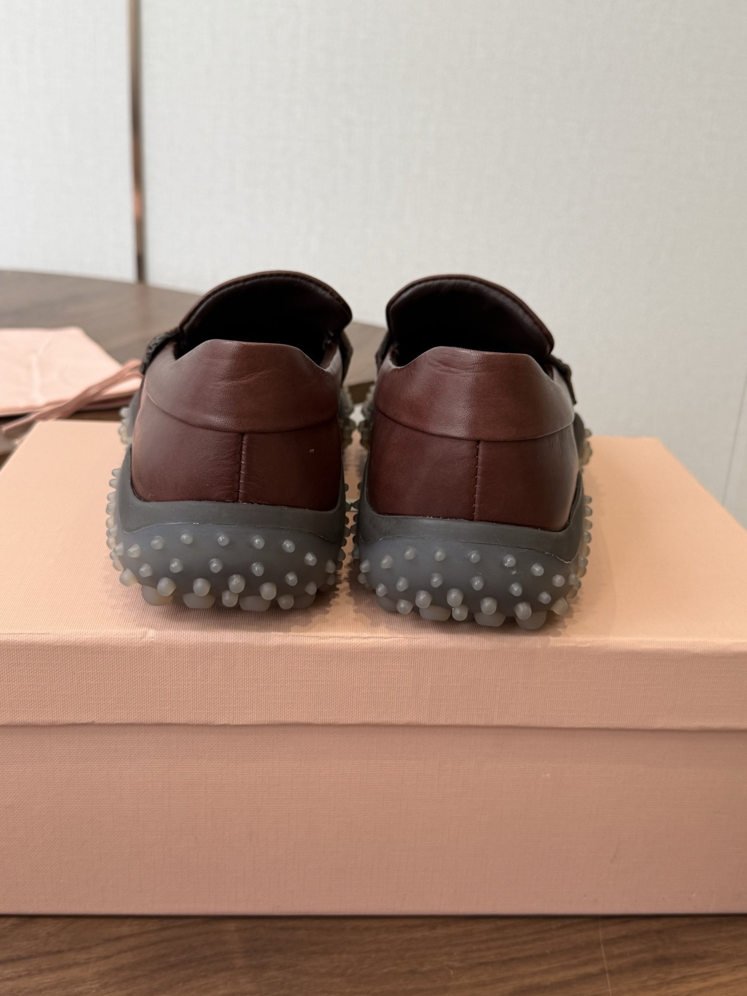 Miumiu 26ss 原版开发新款方头粗跟复古 洛克乐福鞋 有点复古的小姐味道 越看越喜欢 经典的黑色可爱又优雅 走路 Miumiu 26ss 原版开发新款方头粗跟复古 洛克乐福鞋 有点复古的小姐味道 越看越喜欢 经典的黑色可爱又优雅 走路