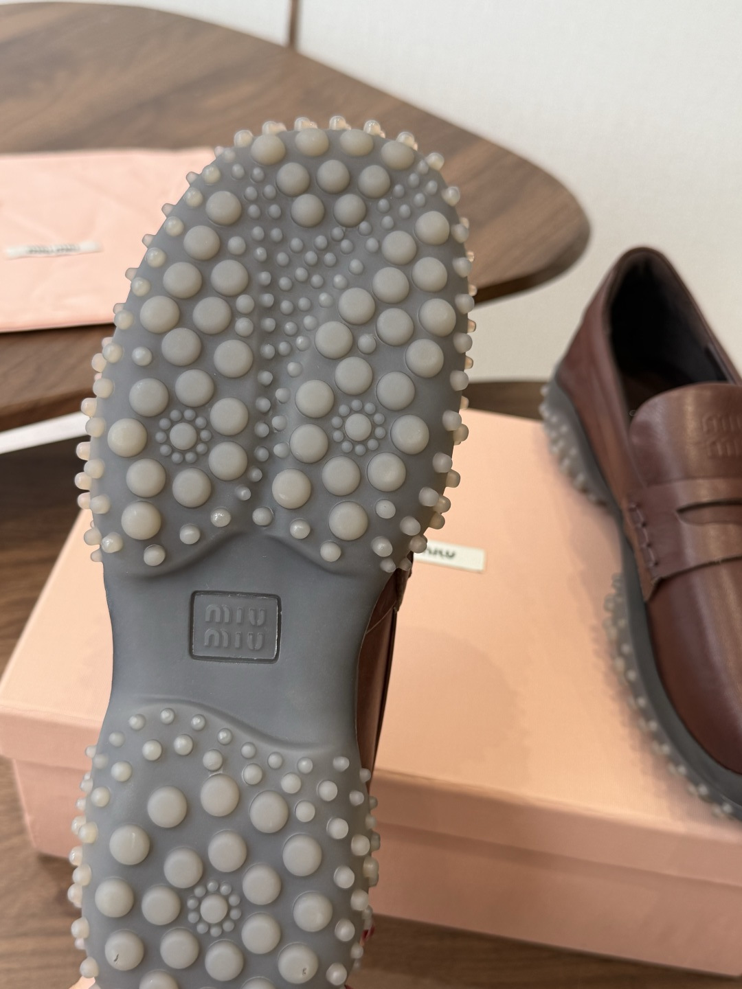 Miumiu 26ss 原版开发新款方头粗跟复古 洛克乐福鞋 有点复古的小姐味道 越看越喜欢 经典的黑色可爱又优雅 走路 Miumiu 26ss 原版开发新款方头粗跟复古 洛克乐福鞋 有点复古的小姐味道 越看越喜欢 经典的黑色可爱又优雅 走路