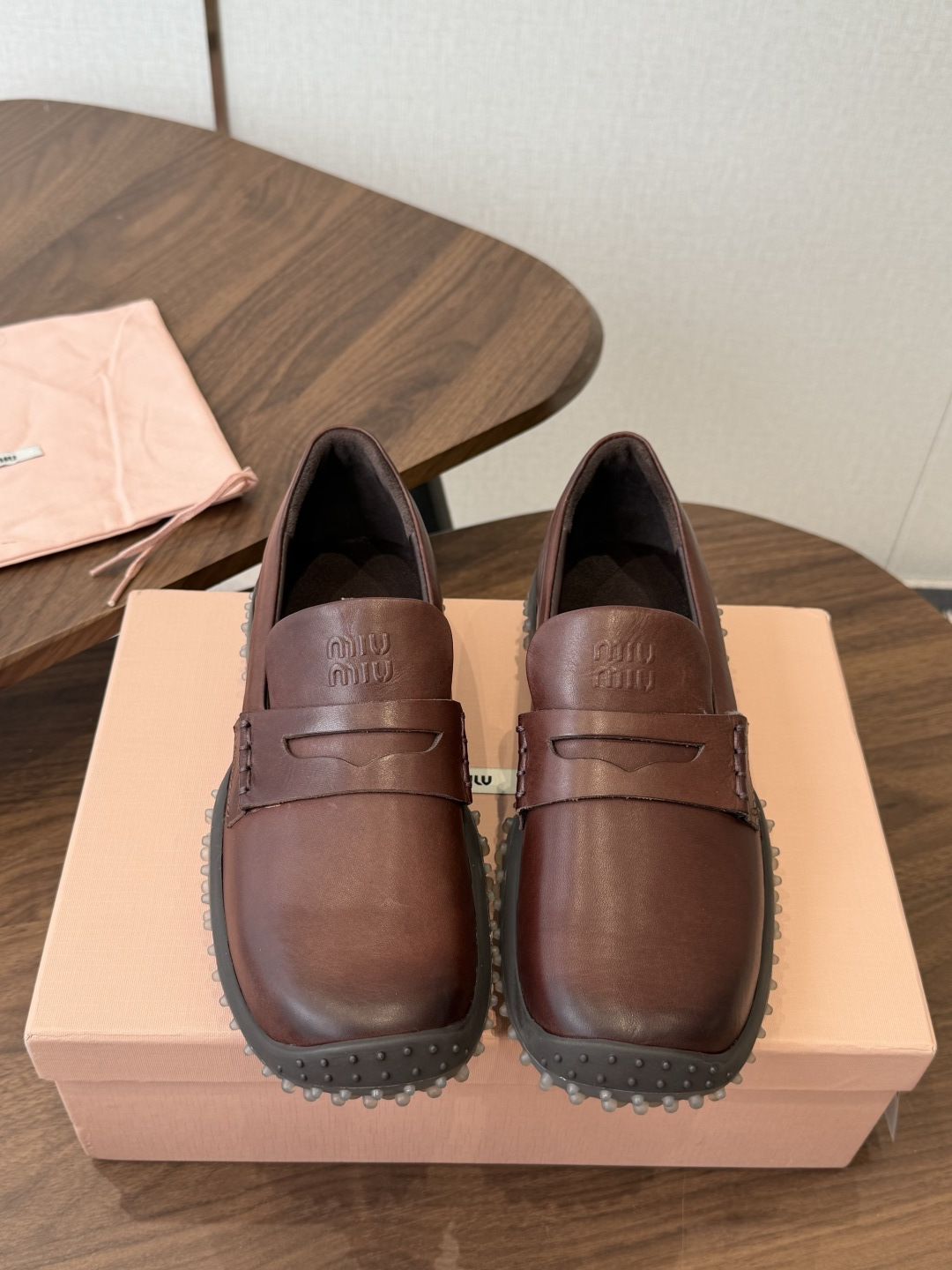 Miumiu 26ss 原版开发新款方头粗跟复古 洛克乐福鞋 有点复古的小姐味道 越看越喜欢 经典的黑色可爱又优雅 走路 Miumiu 26ss 原版开发新款方头粗跟复古 洛克乐福鞋 有点复古的小姐味道 越看越喜欢 经典的黑色可爱又优雅 走路