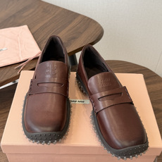 Miumiu 26ss 原版开发新款方头粗跟复古 洛克乐福鞋 有点复古的小姐味道 越看越喜欢 经典的黑色可爱又优雅 走路 Miumiu 26ss 原版开发新款方头粗跟复古 洛克乐福鞋 有点复古的小姐味道 越看越喜欢 经典的黑色可爱又优雅 走路