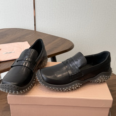 Miumiu 26ss 原版开发新款方头粗跟复古 洛克乐福鞋 有点复古的小姐味道 越看越喜欢 经典的黑色可爱又优雅 走路 Miumiu 26ss 原版开发新款方头粗跟复古 洛克乐福鞋 有点复古的小姐味道 越看越喜欢 经典的黑色可爱又优雅 走路