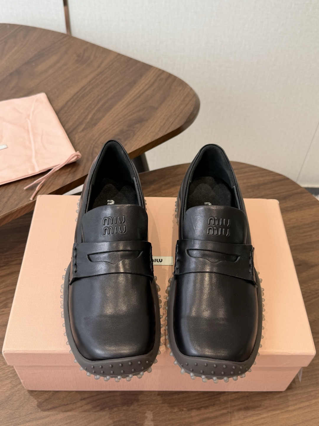 Miumiu 26ss 原版开发新款方头粗跟复古 洛克乐福鞋 有点复古的小姐味道 越看越喜欢 经典的黑色可爱又优雅 走路 Miumiu 26ss 原版开发新款方头粗跟复古 洛克乐福鞋 有点复古的小姐味道 越看越喜欢 经典的黑色可爱又优雅 走路