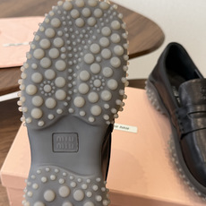 Miumiu 26ss 原版开发新款方头粗跟复古 洛克乐福鞋 有点复古的小姐味道 越看越喜欢 经典的黑色可爱又优雅 走路 Miumiu 26ss 原版开发新款方头粗跟复古 洛克乐福鞋 有点复古的小姐味道 越看越喜欢 经典的黑色可爱又优雅 走路