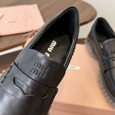 Miumiu 26ss 原版开发新款方头粗跟复古 洛克乐福鞋 有点复古的小姐味道 越看越喜欢 经典的黑色可爱又优雅 走路 Miumiu 26ss 原版开发新款方头粗跟复古 洛克乐福鞋 有点复古的小姐味道 越看越喜欢 经典的黑色可爱又优雅 走路