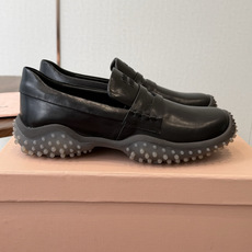 Miumiu 26ss 原版开发新款方头粗跟复古 洛克乐福鞋 有点复古的小姐味道 越看越喜欢 经典的黑色可爱又优雅 走路 Miumiu 26ss 原版开发新款方头粗跟复古 洛克乐福鞋 有点复古的小姐味道 越看越喜欢 经典的黑色可爱又优雅 走路