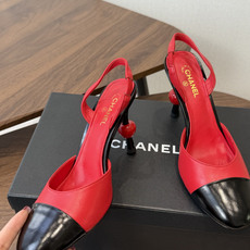 CHANEL 香奈儿 26ss 春夏秀款 苹果跟 后空 凉鞋 第一眼看上就被种草了根据天气变化自由穿搭!套上袜套春夏秒 CHANEL 香奈儿 26ss 春夏秀款 苹果跟 后空 凉鞋 第一眼看上就被种草了根据天气变化自由穿搭!套上袜套春夏秒