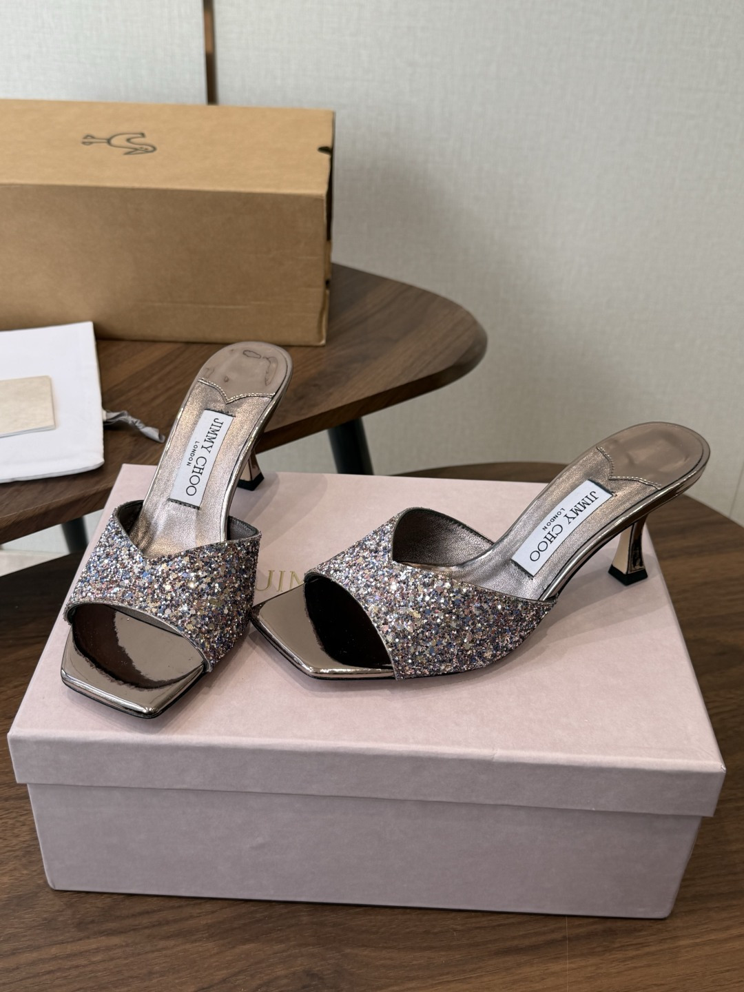 莞产水晶钻 拖鞋Jimmy Choo 26ss经典款 重逢惊艳 优雅邂逅 碰撞之美 时尚国外博主同款街拍推荐 造型大胆别 莞产水晶钻 拖鞋Jimmy Choo 26ss经典款 重逢惊艳 优雅邂逅 碰撞之美 时尚国外博主同款街拍推荐 造型大胆别