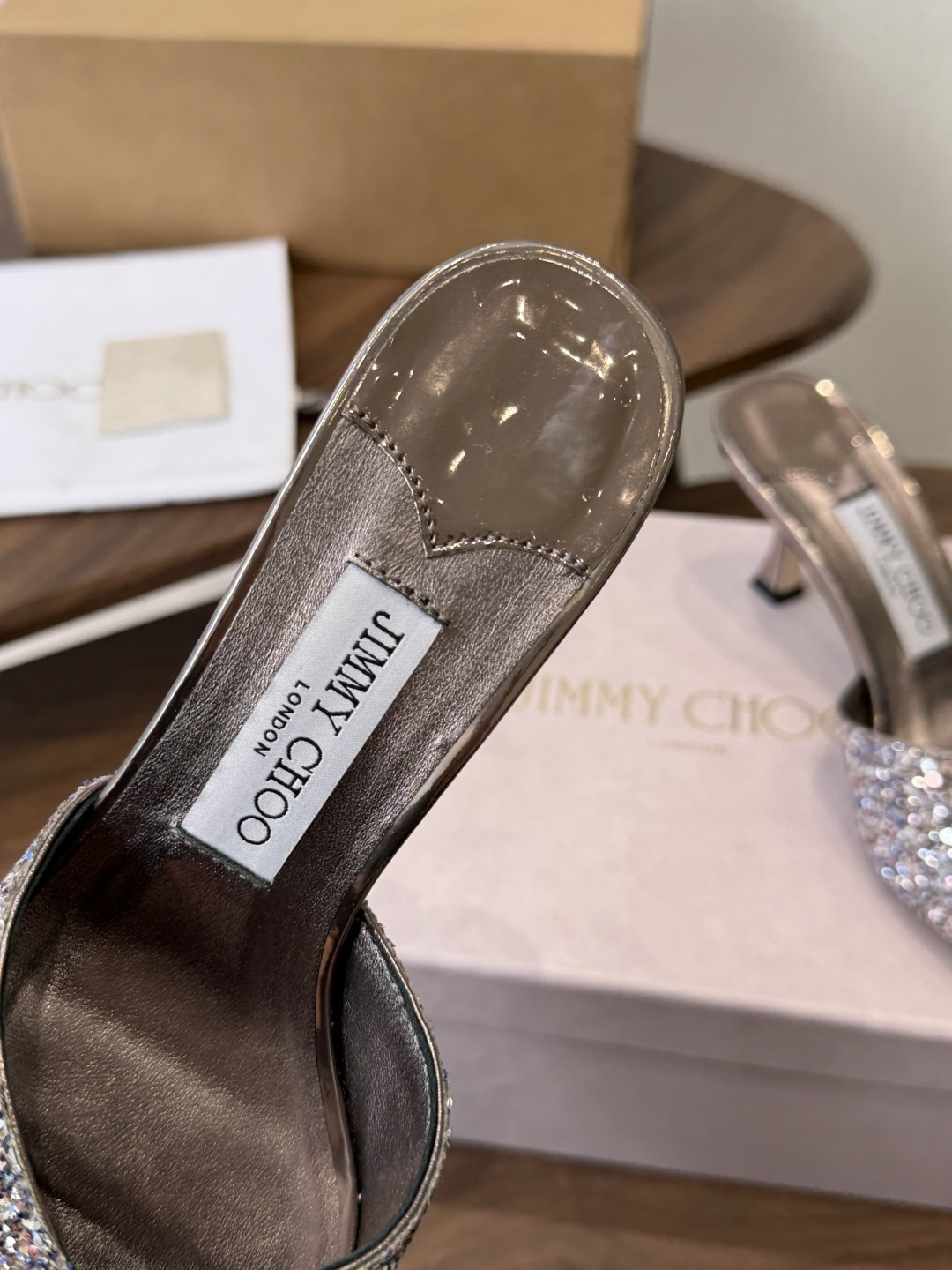 莞产水晶钻 拖鞋Jimmy Choo 26ss经典款 重逢惊艳 优雅邂逅 碰撞之美 时尚国外博主同款街拍推荐 造型大胆别 莞产水晶钻 拖鞋Jimmy Choo 26ss经典款 重逢惊艳 优雅邂逅 碰撞之美 时尚国外博主同款街拍推荐 造型大胆别