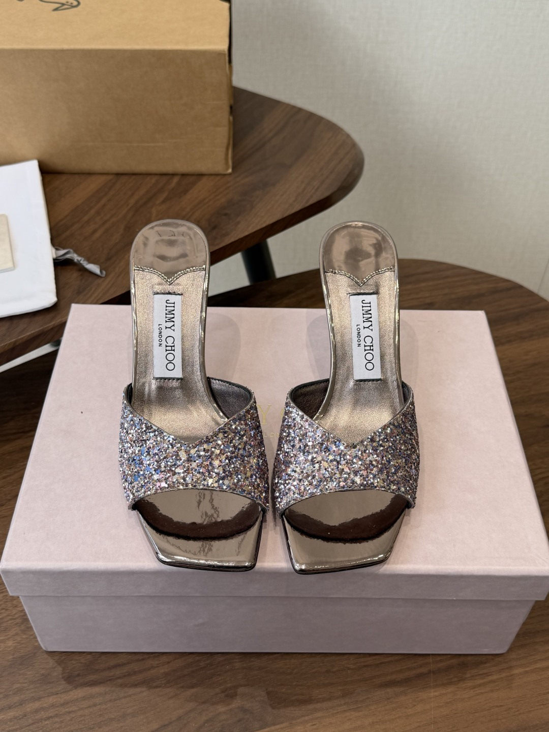莞产水晶钻 拖鞋Jimmy Choo 26ss经典款 重逢惊艳 优雅邂逅 碰撞之美 时尚国外博主同款街拍推荐 造型大胆别 莞产水晶钻 拖鞋Jimmy Choo 26ss经典款 重逢惊艳 优雅邂逅 碰撞之美 时尚国外博主同款街拍推荐 造型大胆别