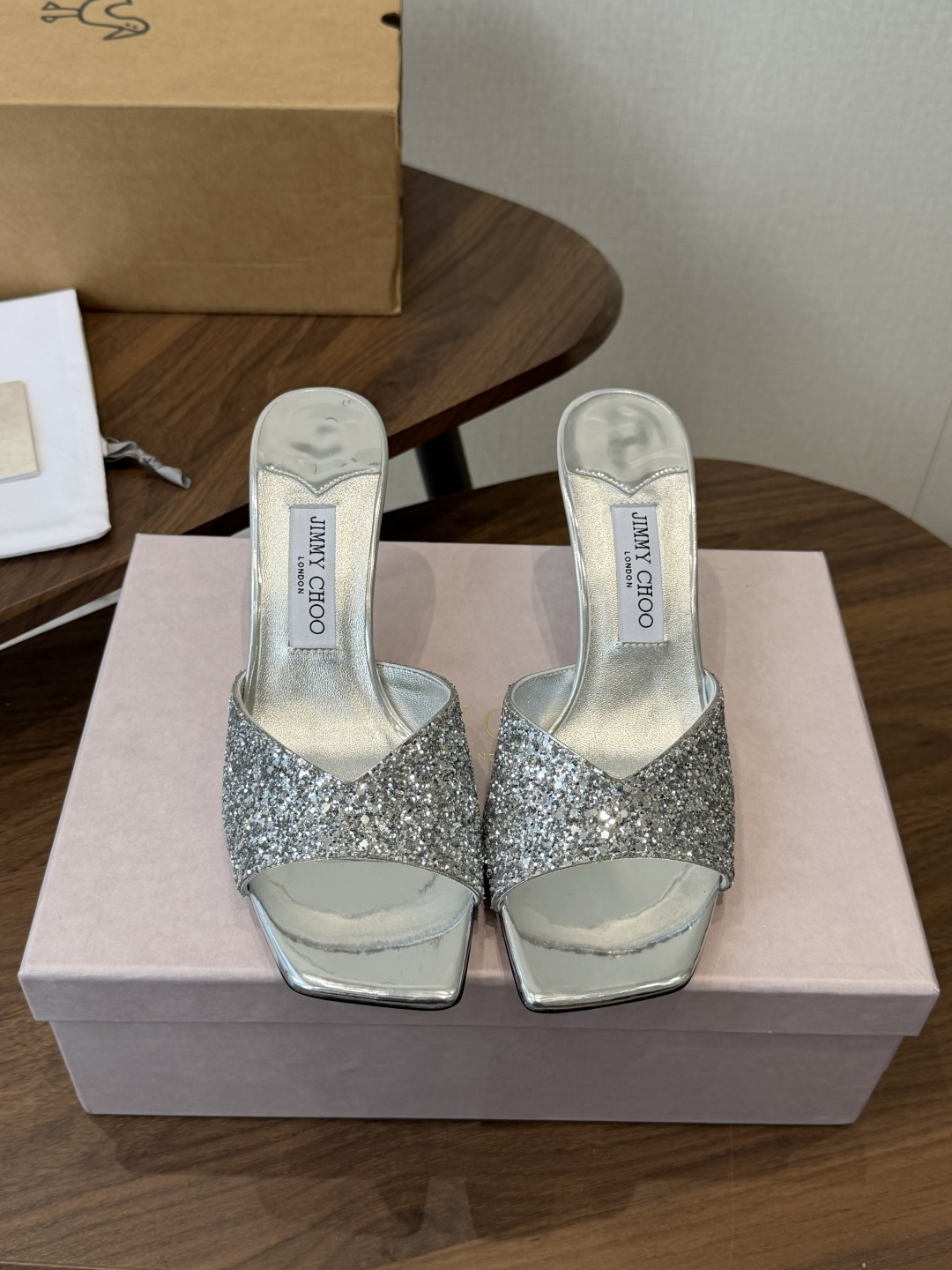 莞产水晶钻 拖鞋Jimmy Choo 26ss经典款 重逢惊艳 优雅邂逅 碰撞之美 时尚国外博主同款街拍推荐 造型大胆别 莞产水晶钻 拖鞋Jimmy Choo 26ss经典款 重逢惊艳 优雅邂逅 碰撞之美 时尚国外博主同款街拍推荐 造型大胆别