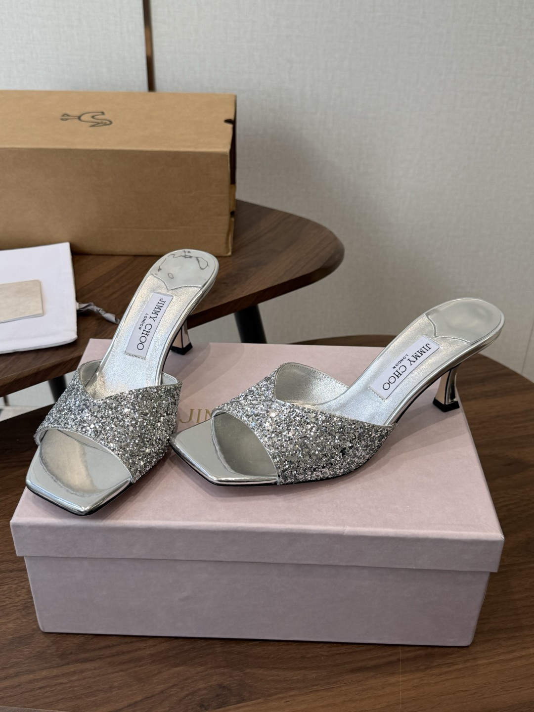 莞产水晶钻 拖鞋Jimmy Choo 26ss经典款 重逢惊艳 优雅邂逅 碰撞之美 时尚国外博主同款街拍推荐 造型大胆别 莞产水晶钻 拖鞋Jimmy Choo 26ss经典款 重逢惊艳 优雅邂逅 碰撞之美 时尚国外博主同款街拍推荐 造型大胆别