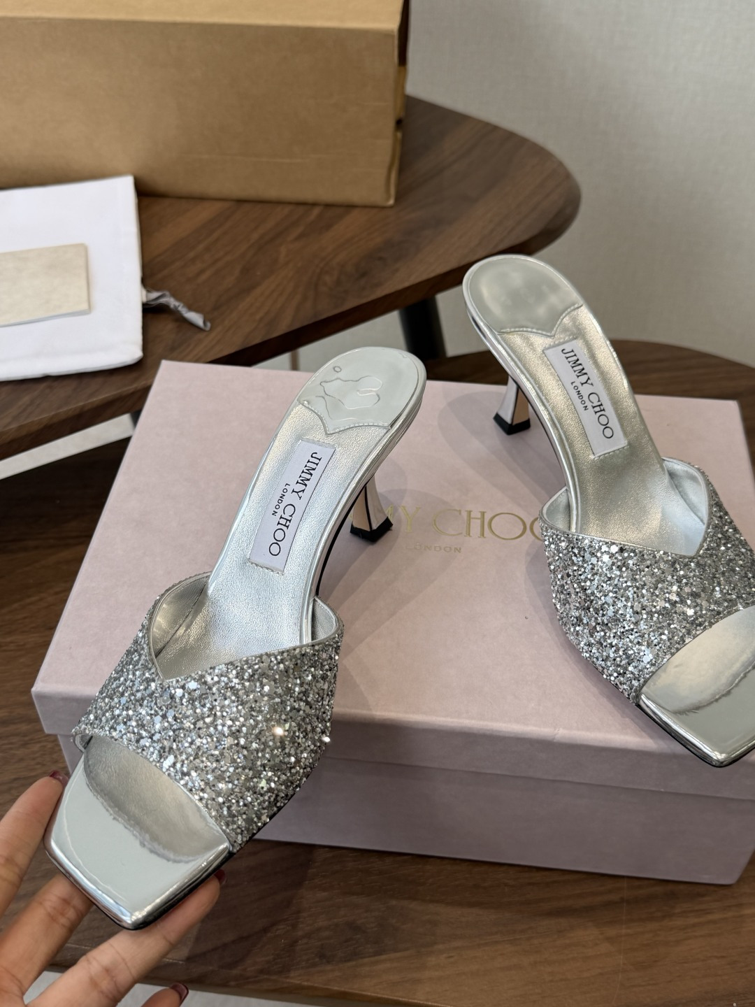莞产水晶钻 拖鞋Jimmy Choo 26ss经典款 重逢惊艳 优雅邂逅 碰撞之美 时尚国外博主同款街拍推荐 造型大胆别 莞产水晶钻 拖鞋Jimmy Choo 26ss经典款 重逢惊艳 优雅邂逅 碰撞之美 时尚国外博主同款街拍推荐 造型大胆别