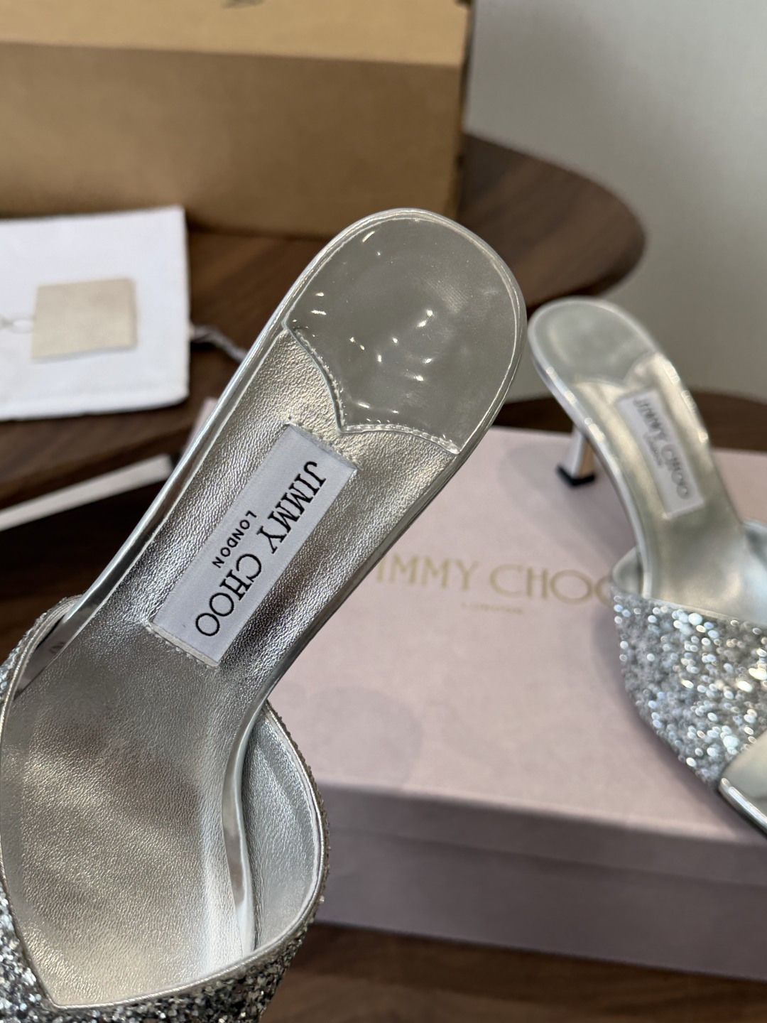 莞产水晶钻 拖鞋Jimmy Choo 26ss经典款 重逢惊艳 优雅邂逅 碰撞之美 时尚国外博主同款街拍推荐 造型大胆别 莞产水晶钻 拖鞋Jimmy Choo 26ss经典款 重逢惊艳 优雅邂逅 碰撞之美 时尚国外博主同款街拍推荐 造型大胆别
