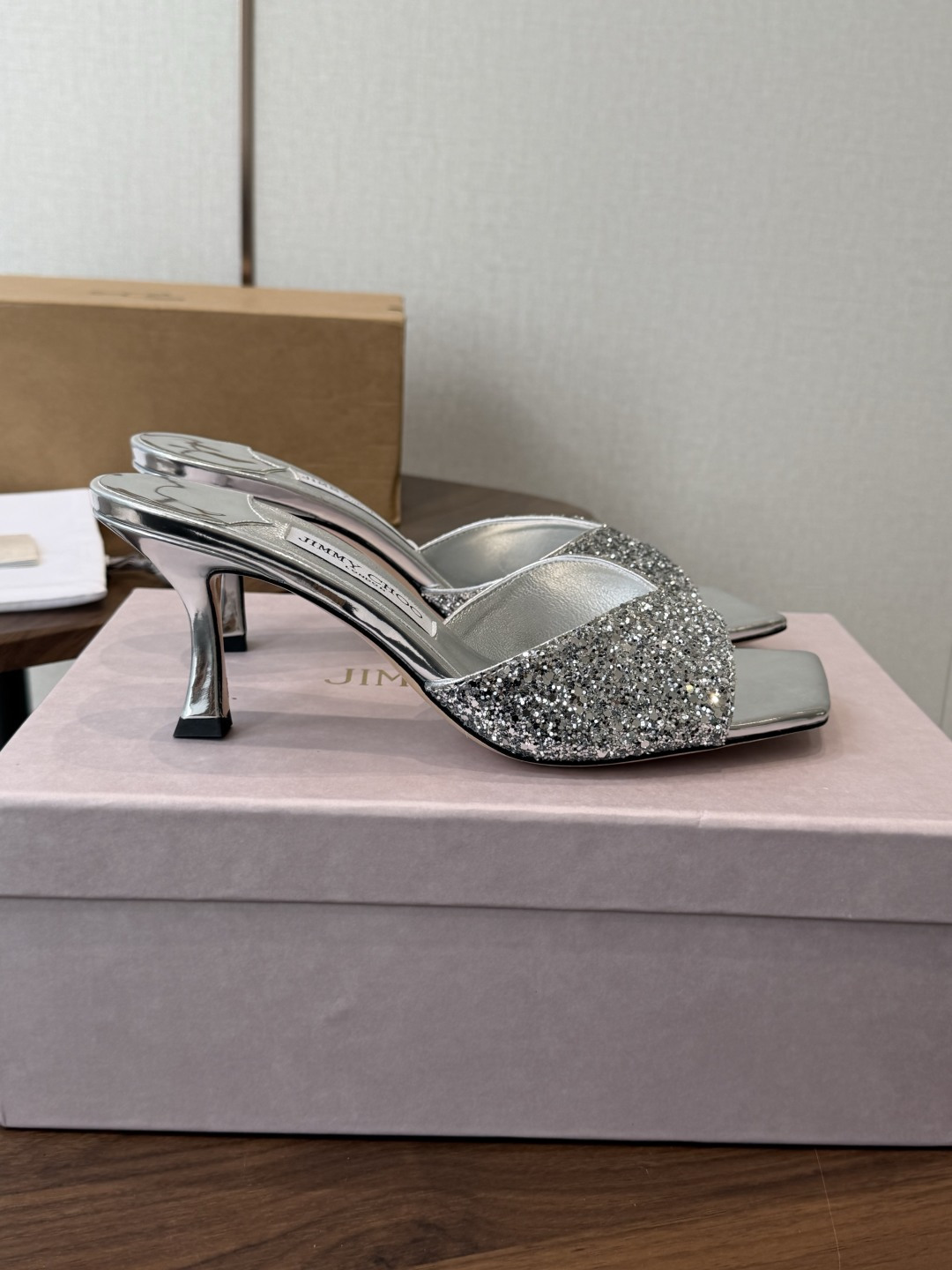 莞产水晶钻 拖鞋Jimmy Choo 26ss经典款 重逢惊艳 优雅邂逅 碰撞之美 时尚国外博主同款街拍推荐 造型大胆别 莞产水晶钻 拖鞋Jimmy Choo 26ss经典款 重逢惊艳 优雅邂逅 碰撞之美 时尚国外博主同款街拍推荐 造型大胆别