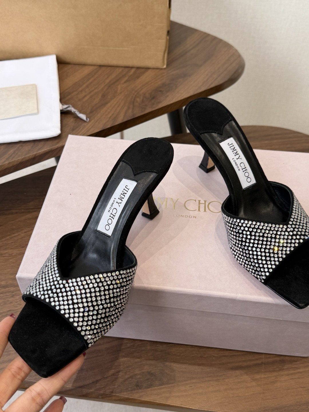 莞产水晶钻 拖鞋Jimmy Choo 26ss经典款 重逢惊艳 优雅邂逅 碰撞之美 时尚国外博主同款街拍推荐 造型大胆别 莞产水晶钻 拖鞋Jimmy Choo 26ss经典款 重逢惊艳 优雅邂逅 碰撞之美 时尚国外博主同款街拍推荐 造型大胆别