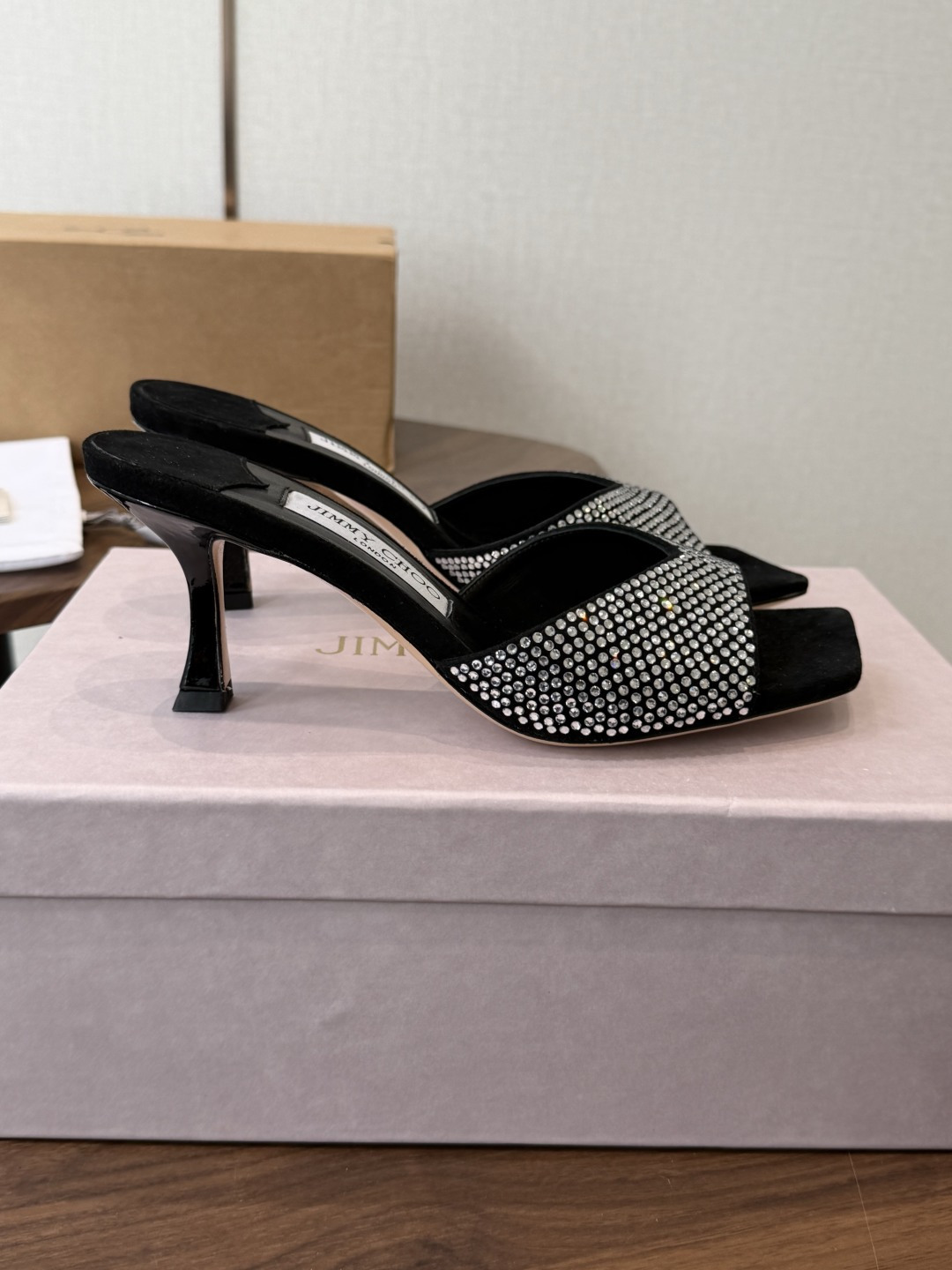 莞产水晶钻 拖鞋Jimmy Choo 26ss经典款 重逢惊艳 优雅邂逅 碰撞之美 时尚国外博主同款街拍推荐 造型大胆别 莞产水晶钻 拖鞋Jimmy Choo 26ss经典款 重逢惊艳 优雅邂逅 碰撞之美 时尚国外博主同款街拍推荐 造型大胆别
