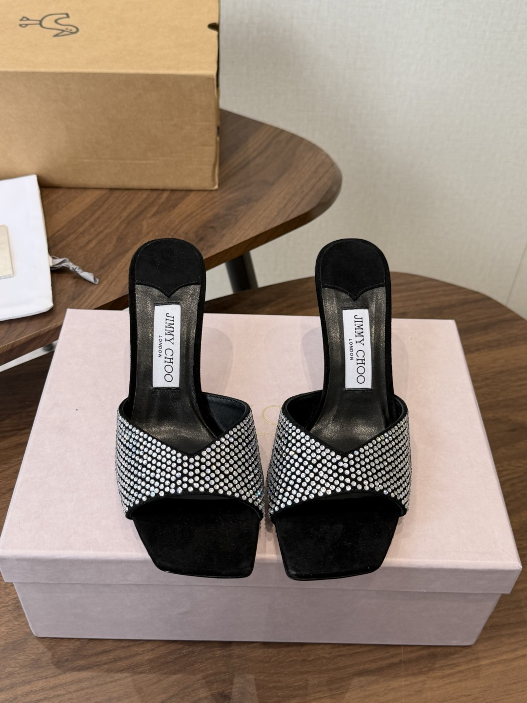莞产水晶钻 拖鞋Jimmy Choo 26ss经典款 重逢惊艳 优雅邂逅 碰撞之美 时尚国外博主同款街拍推荐 造型大胆别 莞产水晶钻 拖鞋Jimmy Choo 26ss经典款 重逢惊艳 优雅邂逅 碰撞之美 时尚国外博主同款街拍推荐 造型大胆别