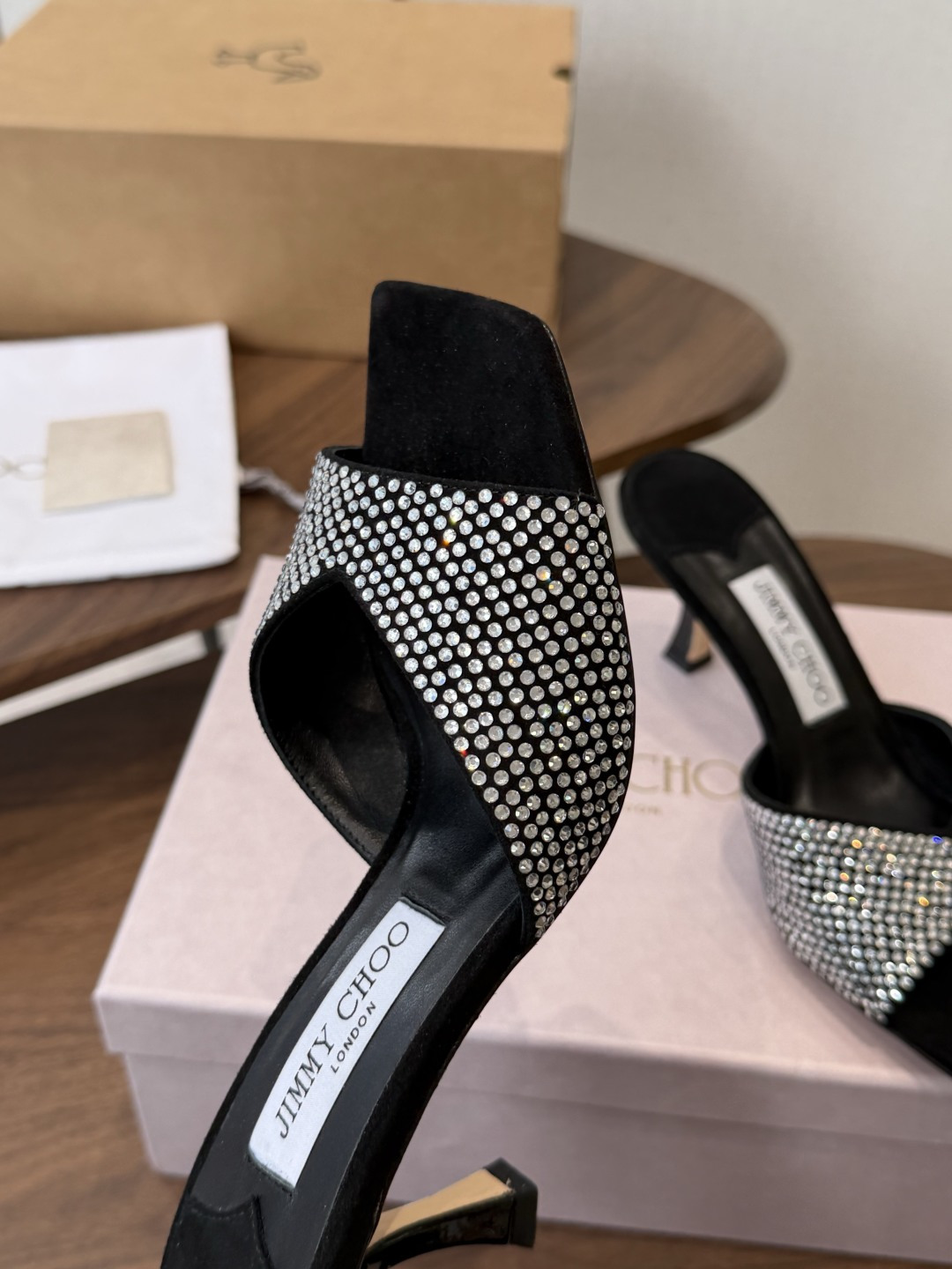 莞产水晶钻 拖鞋Jimmy Choo 26ss经典款 重逢惊艳 优雅邂逅 碰撞之美 时尚国外博主同款街拍推荐 造型大胆别 莞产水晶钻 拖鞋Jimmy Choo 26ss经典款 重逢惊艳 优雅邂逅 碰撞之美 时尚国外博主同款街拍推荐 造型大胆别