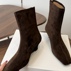 TheRow 26ss 秋冬短靴 后拉链款 坡跟短靴 THE ROW靴 是我今年买的最好的一双靴子,坡跟隐形增高,穿上立 TheRow 26ss 秋冬短靴 后拉链款 坡跟短靴 THE ROW靴 是我今年买的最好的一双靴子,坡跟隐形增高,穿上立