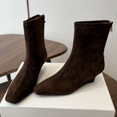 TheRow 26ss 秋冬短靴 后拉链款 坡跟短靴 THE ROW靴 是我今年买的最好的一双靴子,坡跟隐形增高,穿上立 TheRow 26ss 秋冬短靴 后拉链款 坡跟短靴 THE ROW靴 是我今年买的最好的一双靴子,坡跟隐形增高,穿上立