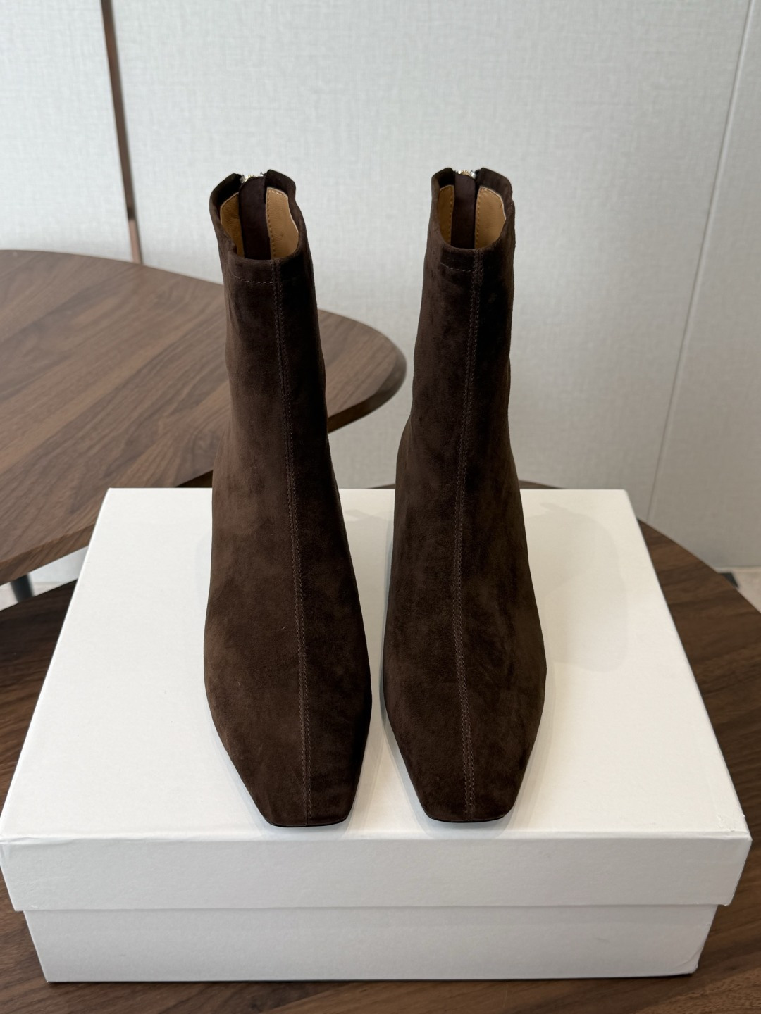 TheRow 26ss 秋冬短靴 后拉链款 坡跟短靴 THE ROW靴 是我今年买的最好的一双靴子,坡跟隐形增高,穿上立 TheRow 26ss 秋冬短靴 后拉链款 坡跟短靴 THE ROW靴 是我今年买的最好的一双靴子,坡跟隐形增高,穿上立
