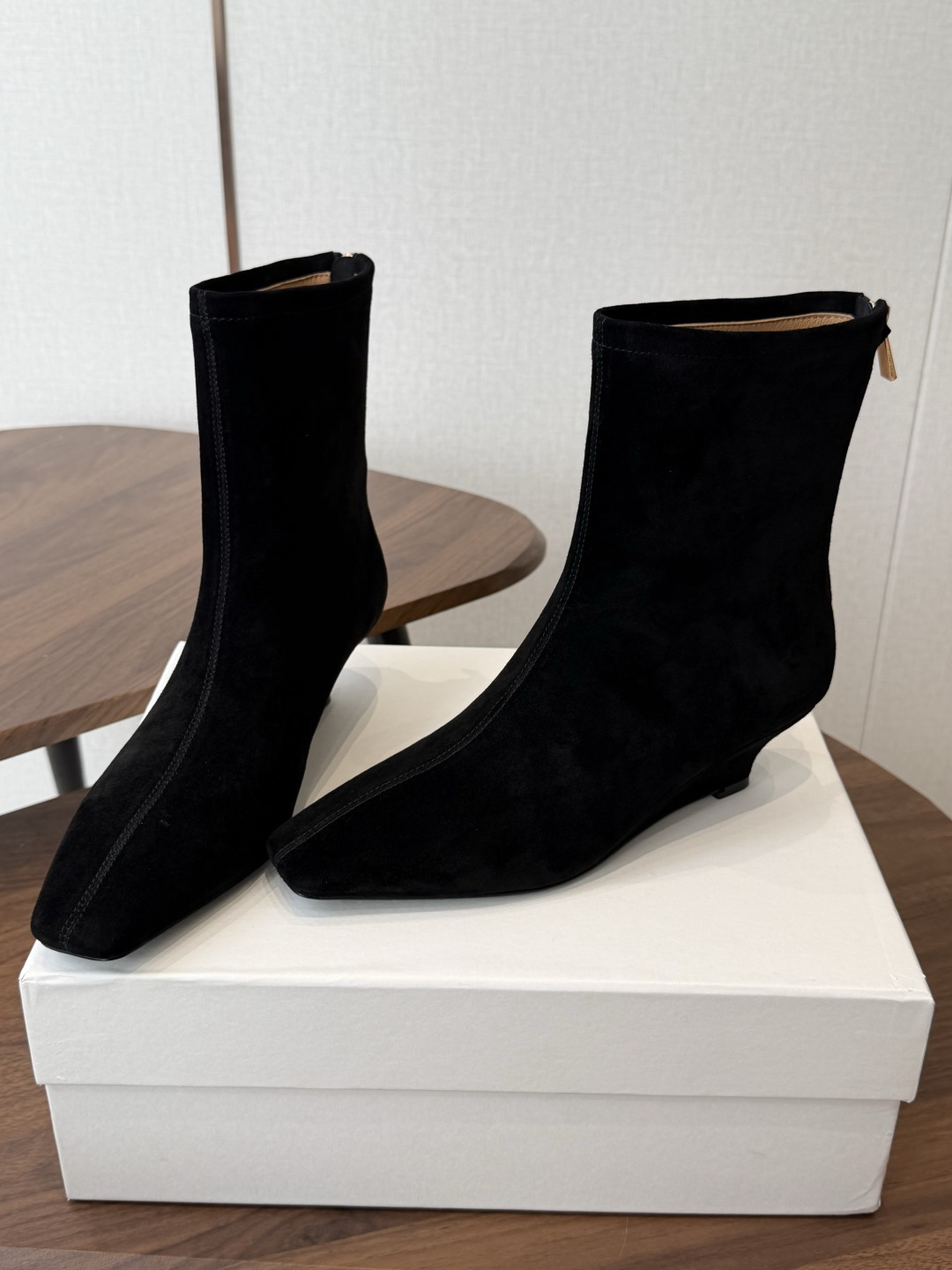 TheRow 26ss 秋冬短靴 后拉链款 坡跟短靴 THE ROW靴 是我今年买的最好的一双靴子，坡跟隐形增高，穿上立