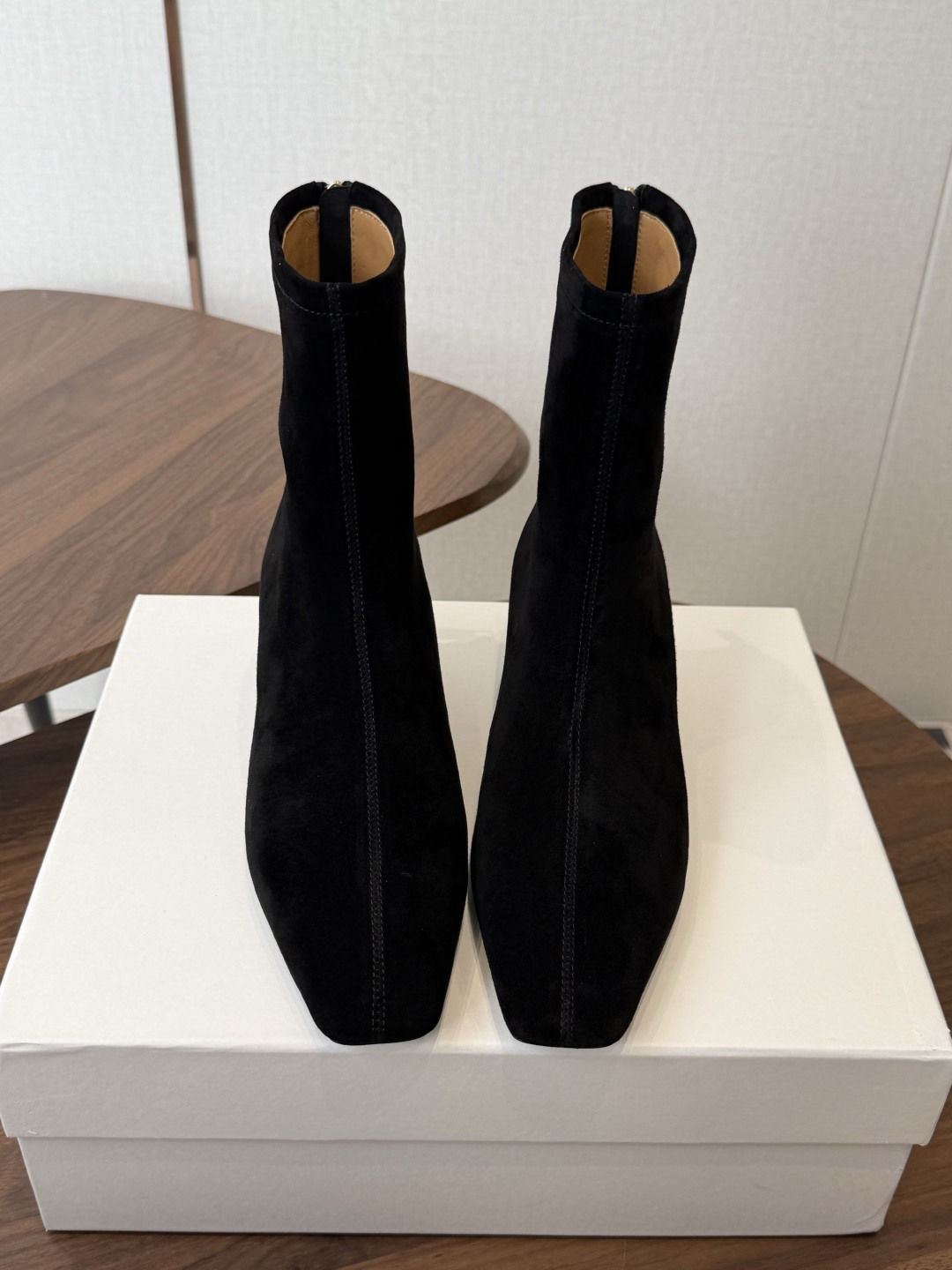 TheRow 26ss 秋冬短靴 后拉链款 坡跟短靴 THE ROW靴 是我今年买的最好的一双靴子,坡跟隐形增高,穿上立 TheRow 26ss 秋冬短靴 后拉链款 坡跟短靴 THE ROW靴 是我今年买的最好的一双靴子,坡跟隐形增高,穿上立