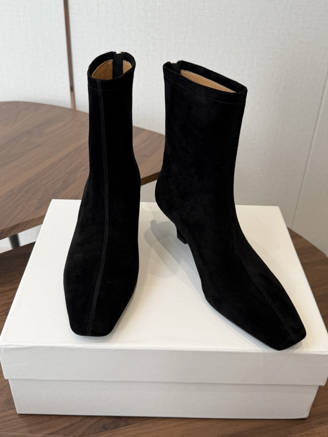 TheRow 26ss 秋冬短靴 后拉链款 坡跟短靴 THE ROW靴 是我今年买的最好的一双靴子，坡跟隐形增高，穿上立