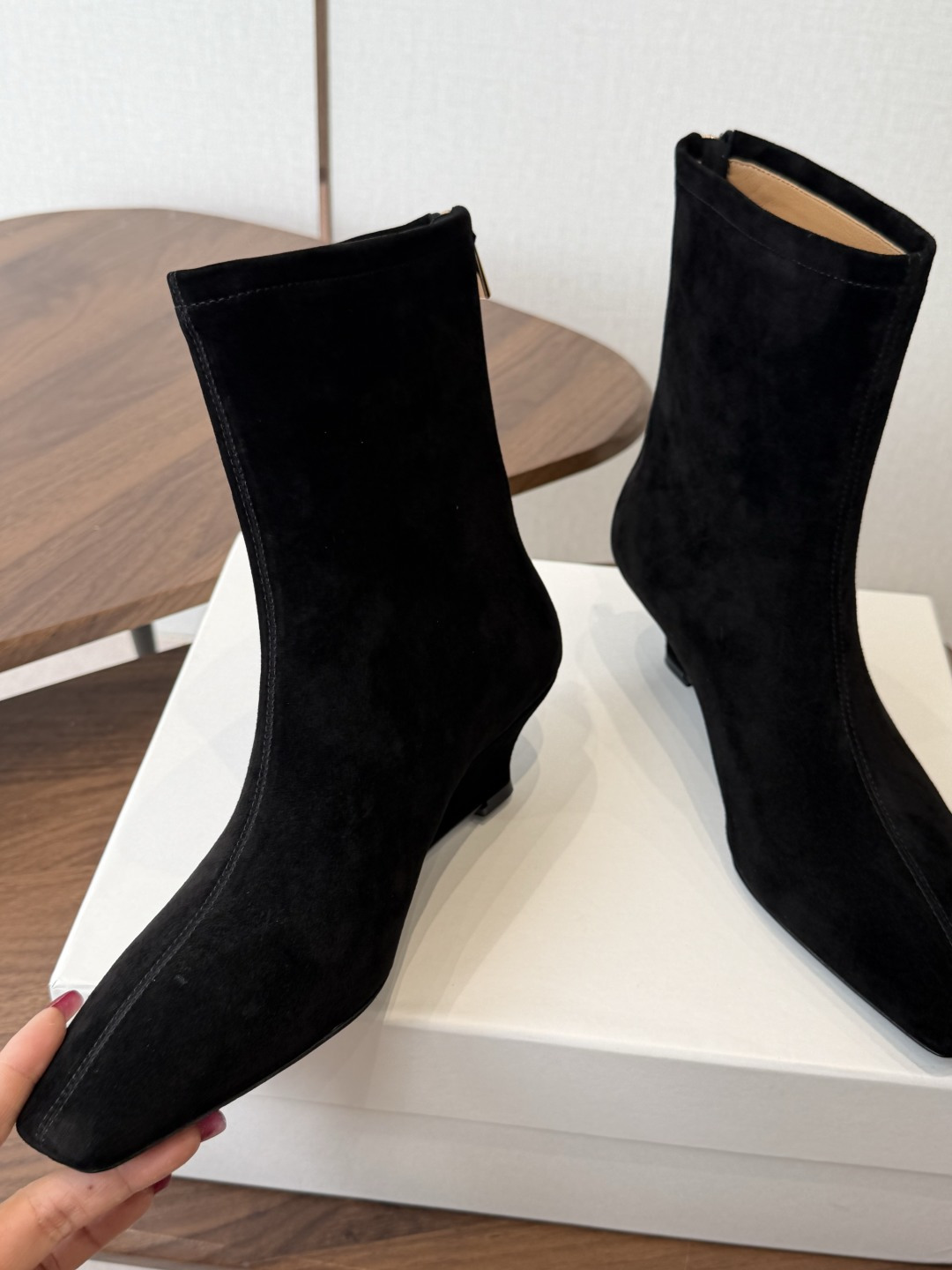 TheRow 26ss 秋冬短靴 后拉链款 坡跟短靴 THE ROW靴 是我今年买的最好的一双靴子，坡跟隐形增高，穿上立