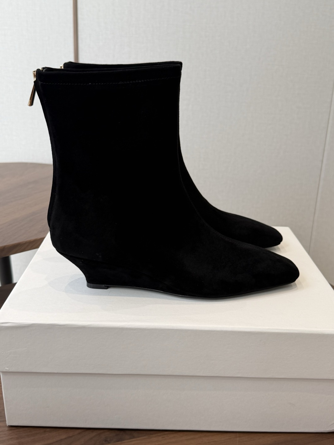 TheRow 26ss 秋冬短靴 后拉链款 坡跟短靴 THE ROW靴 是我今年买的最好的一双靴子，坡跟隐形增高，穿上立