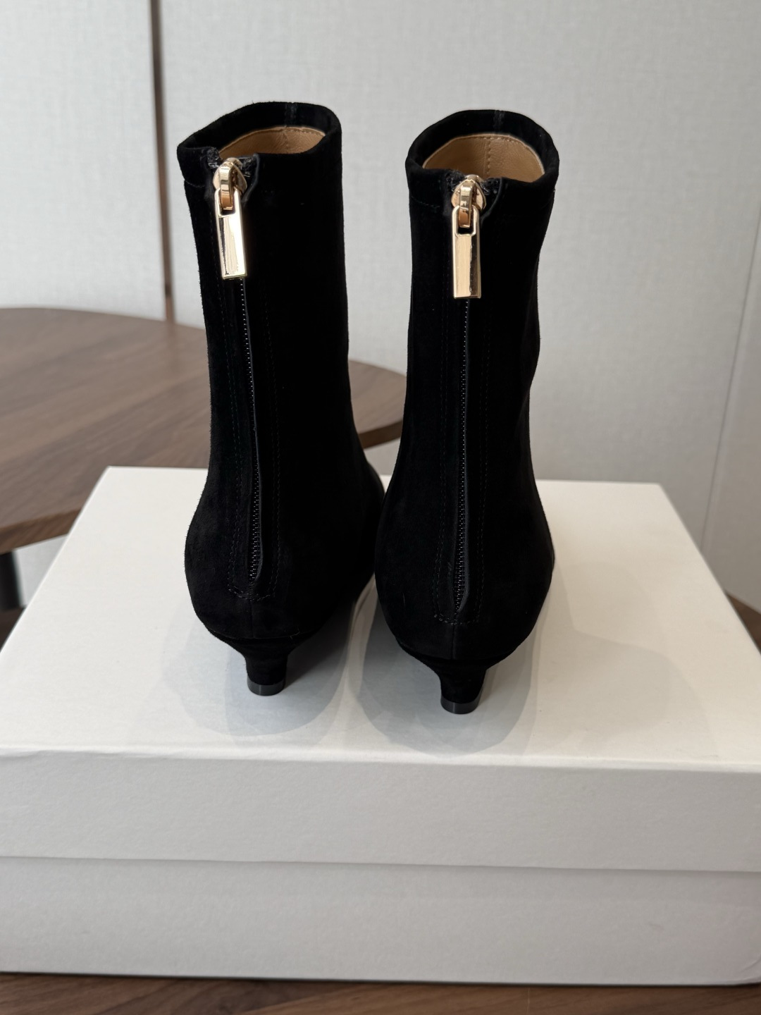 TheRow 26ss 秋冬短靴 后拉链款 坡跟短靴 THE ROW靴 是我今年买的最好的一双靴子，坡跟隐形增高，穿上立