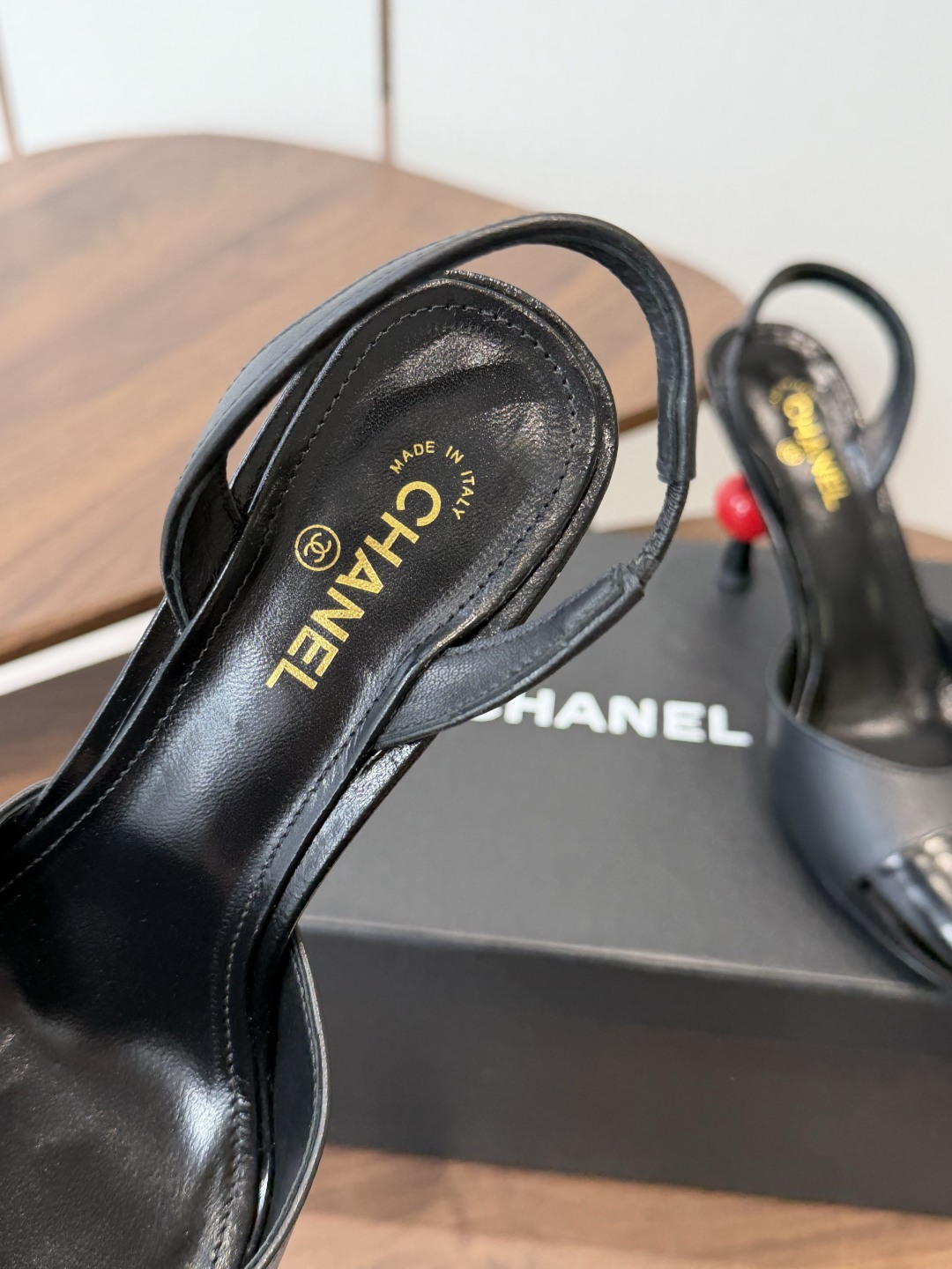 CHANEL 香奈儿 26ss 春夏秀款 苹果跟 后空 凉鞋 第一眼看上就被种草了根据天气变化自由穿搭!套上袜套春夏秒 CHANEL 香奈儿 26ss 春夏秀款 苹果跟 后空 凉鞋 第一眼看上就被种草了根据天气变化自由穿搭!套上袜套春夏秒