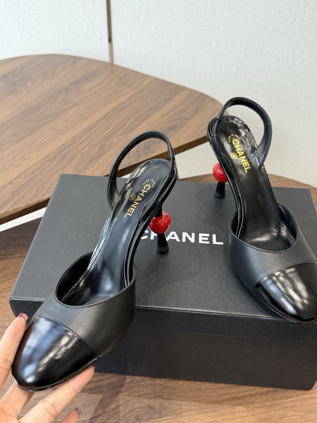 CHANEL 香奈儿 26ss 春夏秀款 苹果跟 后空 凉鞋 第一眼看上就被种草了根据天气变化自由穿搭!套上袜套春夏秒 CHANEL 香奈儿 26ss 春夏秀款 苹果跟 后空 凉鞋 第一眼看上就被种草了根据天气变化自由穿搭!套上袜套春夏秒