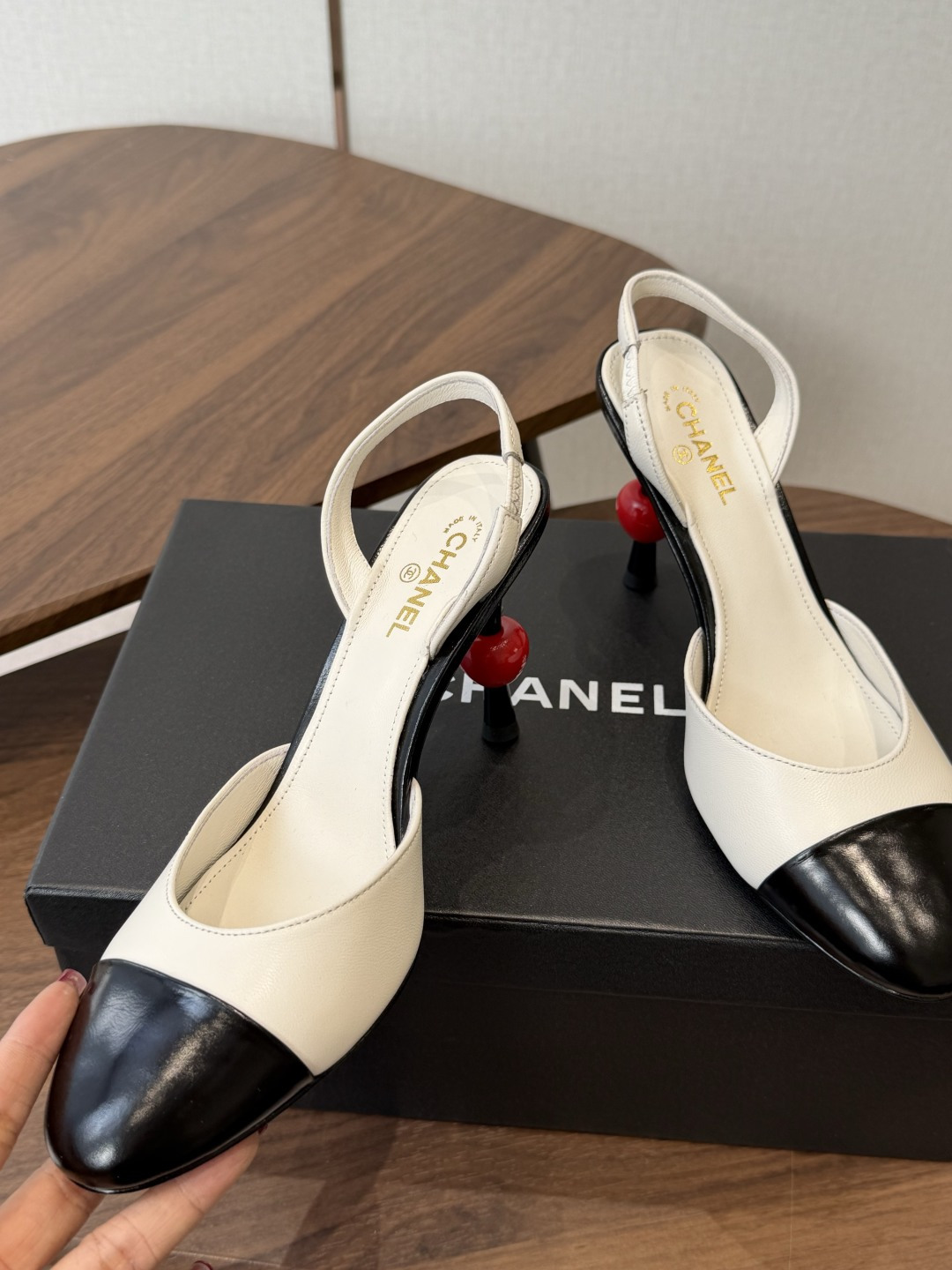 CHANEL 香奈儿 26ss 春夏秀款 苹果跟 后空 凉鞋  第一眼看上就被种草了根据天气变化自由穿搭！套上袜套春夏秒