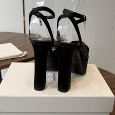 Saint Laurent 圣罗兰 2026春夏新款防水台恨太高交叉带气场高跟女鞋 YSL字母logo五金扣粗跟圆头露趾 Saint Laurent 圣罗兰 2026春夏新款防水台恨太高交叉带气场高跟女鞋 YSL字母logo五金扣粗跟圆头露趾