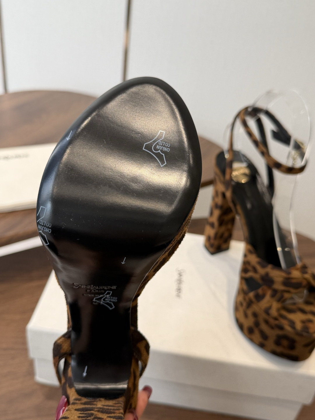 Saint Laurent 圣罗兰 2026春夏新款防水台恨太高交叉带气场高跟女鞋 YSL字母logo五金扣粗跟圆头露趾 Saint Laurent 圣罗兰 2026春夏新款防水台恨太高交叉带气场高跟女鞋 YSL字母logo五金扣粗跟圆头露趾