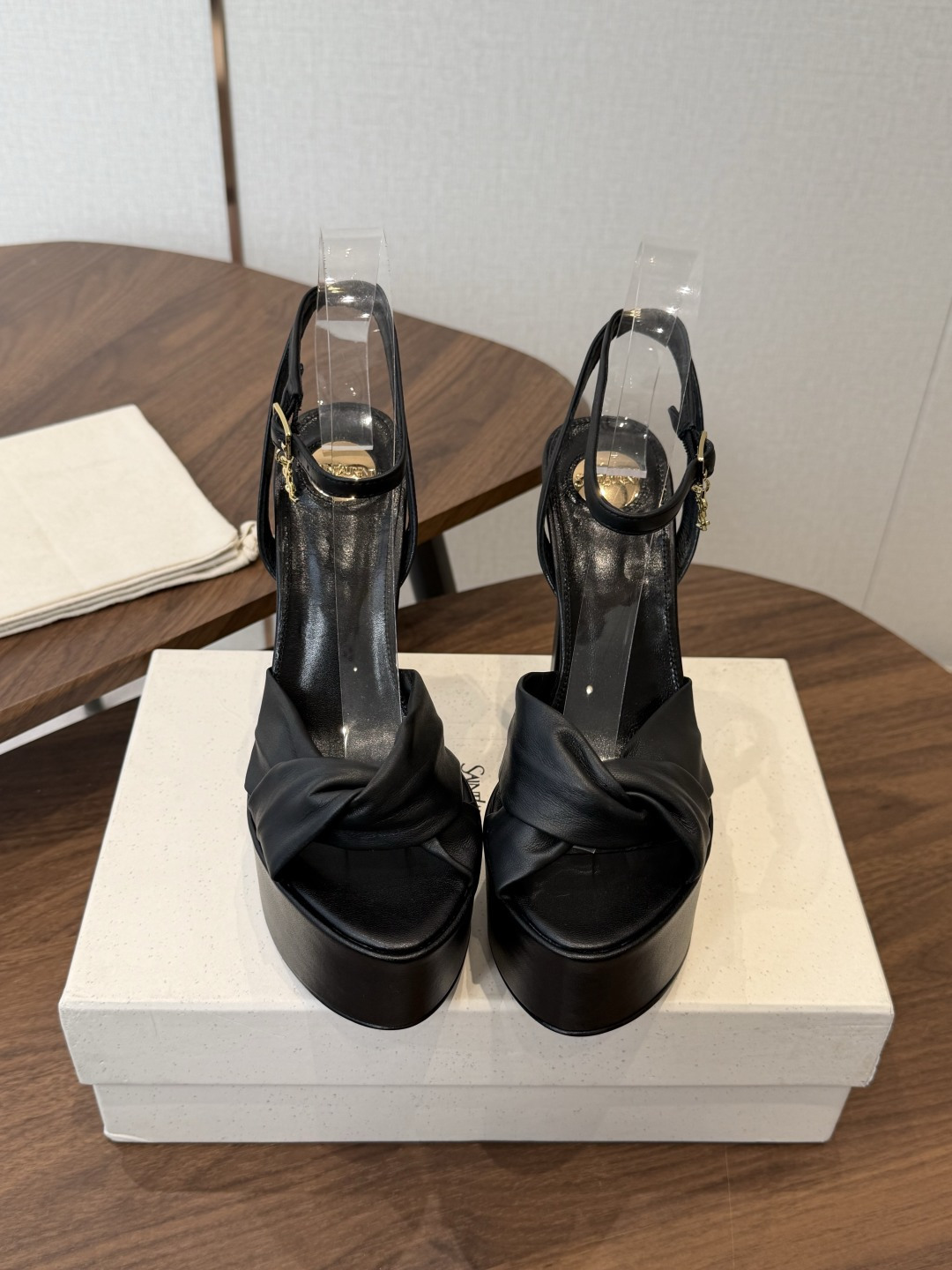 Saint Laurent 圣罗兰 2026春夏新款防水台恨太高交叉带气场高跟女鞋 YSL字母logo五金扣粗跟圆头露趾 Saint Laurent 圣罗兰 2026春夏新款防水台恨太高交叉带气场高跟女鞋 YSL字母logo五金扣粗跟圆头露趾