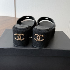 Chanel26ss新款厚底坡跟凉鞋 小个子最爱版 菱格厚底松糕凉鞋 夏天一定要入的拖鞋系列 可文艺可时髦 穿搭率实在太 Chanel26ss新款厚底坡跟凉鞋 小个子最爱版 菱格厚底松糕凉鞋 夏天一定要入的拖鞋系列 可文艺可时髦 穿搭率实在太